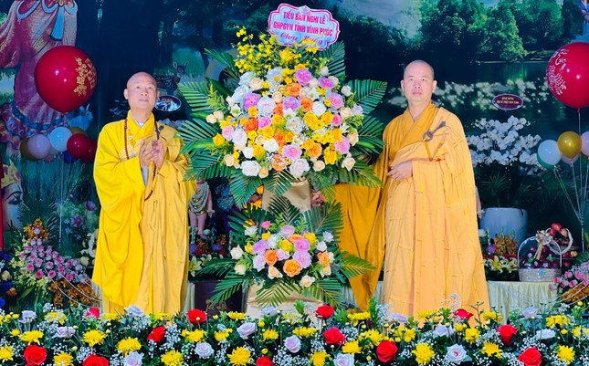 Tiểu ban Nghi lễ Phật giáo tỉnh Vĩnh Phúc tặng hoa chúc mừng
