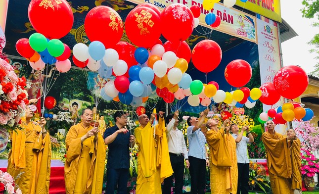 Cùng thả bong bóng bay gửi gắm ước vọng hòa bình cho nhân loại