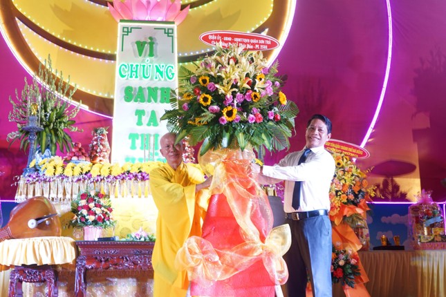 Lãnh đạo quận Sơn Trà tặng hoa chúc mừng Lãnh đạo quận Sơn Trà tặng hoa chúc mừng