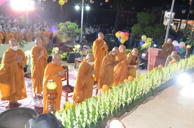 Chư tôn đức niêm hương đảnh lễ Chư tôn đức niêm hương đảnh lễ