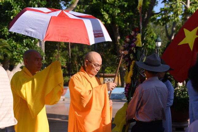 Dâng hương tưởng niệm