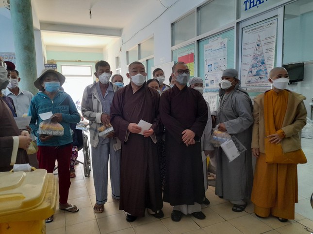 Tặng quà đến các bệnh nhân ở Bệnh viện Lagi