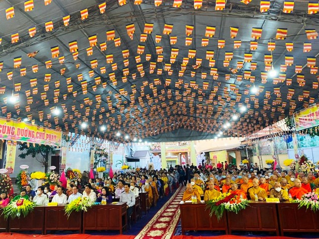 Chư tôn đức Tăng Ni, đại biểu chính quyền và các Phật tử tham dự lễ Chư tôn đức Tăng Ni, đại biểu chính quyền và các Phật tử tham dự lễ