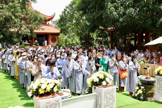 Các Phật tử lần lượt Tắm Phật Các Phật tử lần lượt Tắm Phật