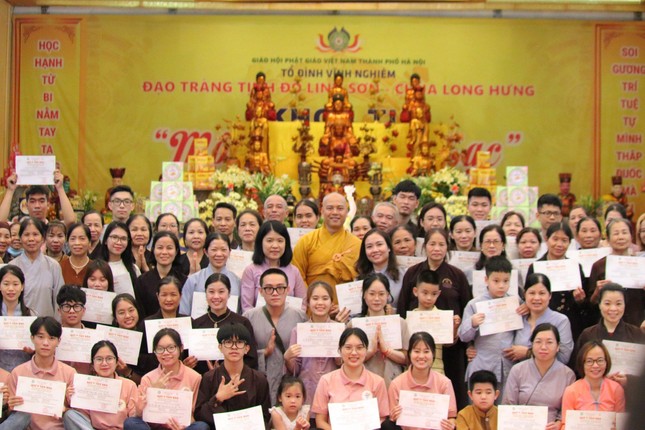 Các Phật tử quy y Tam bảo tại chùa Long Hưng nhân Đại lễ Phật đản