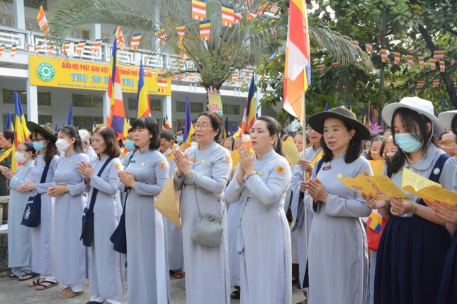 Phật tử tham dự lễ đồng tụng thời kinh Khánh đản Phật tử tham dự lễ đồng tụng thời kinh Khánh đản