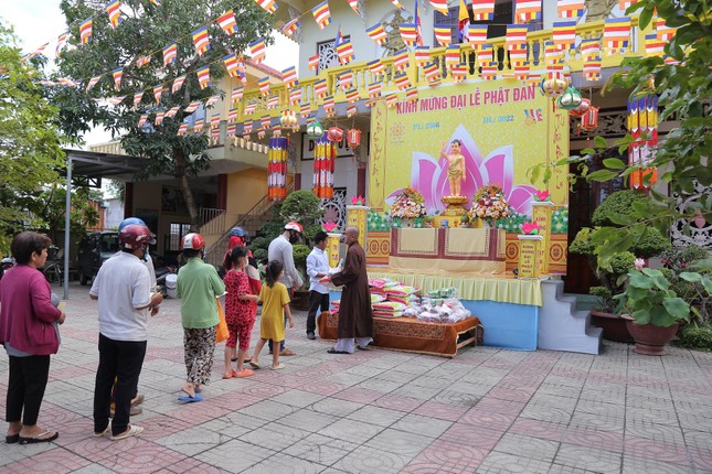 Tặng quà đến bà con có hoàn cảnh khó khăn