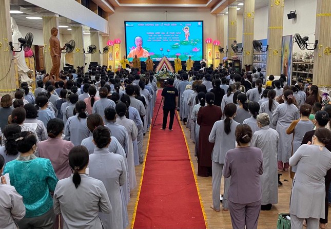 Đại chúng lắng lòng nghe cung tuyên Thông điệp Đại lễ Phật đản Phật lịch 2566 của Đức Quyền Pháp chủ GHPGVN