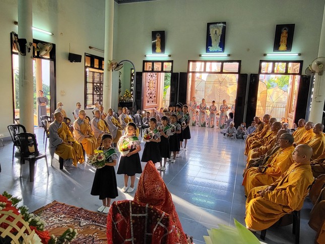 Dâng hoa cúng dường Dâng hoa cúng dường