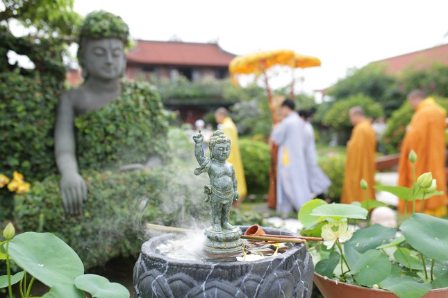 Tôn tượng Phật đản sanh trong khuôn viên chùa Phật Quang