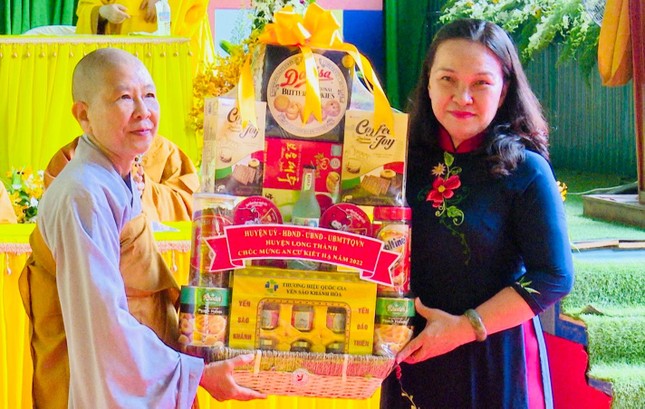 Lãnh đạo huyện Long Thành tặng quà chúc mừng