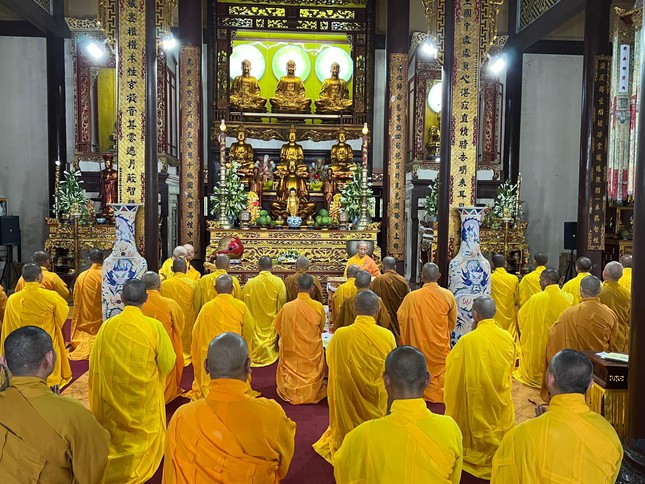 Chư Tăng vân tập tại tổ đình Sắc tứ Tịnh Quang tác pháp thọ an cư Chư Tăng vân tập tại tổ đình Sắc tứ Tịnh Quang tác pháp thọ an cư