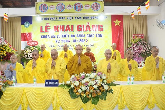 Niệm Phật cầu gia hộ trước khi tiến hành buổi lễ Niệm Phật cầu gia hộ trước khi tiến hành buổi lễ