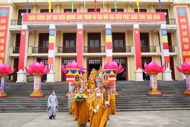 Cung nghinh chư tôn đức Tăng Ni đến Đền thờ liệt sĩ tỉnh Thái Bình