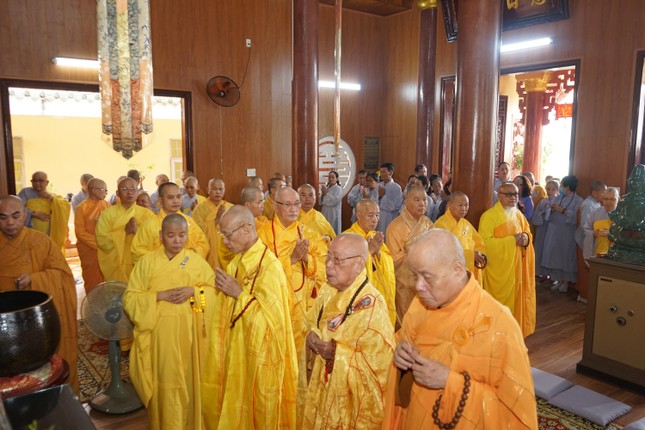 Chư tôn đức thắp hương tưởng niệm Chư tôn đức thắp hương tưởng niệm