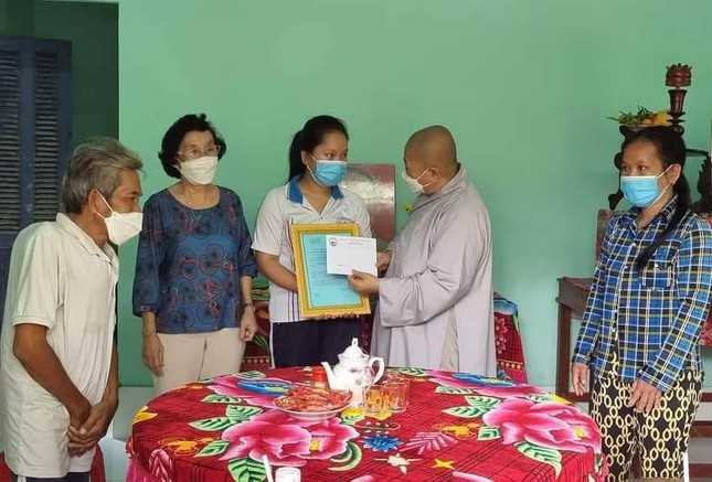 Đại diện Phân ban Ni giới GHPGVN tỉnh Tiền Giang trao số tiền hỗ trợ xây nhà &quot;Mái ấm khuyến học&quot; đến gia đình em Nguyễn Thị Ngọc Huyền
