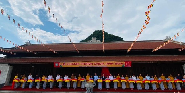 Chư tôn đức và đại biểu chính quyền cắt băng khánh thành chùa Anh Sơn