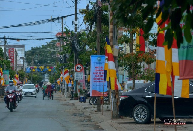 Cờ Phật giáo, biểu ngữ được treo trên các tuyến đường chính về chùa Phật Quang