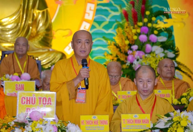 Hòa thượng Thích Huệ Thông điều phối chương trình