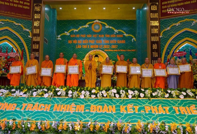 Hòa thượng Thích Huệ Thông trao Bằng tuyên dương công đức của GHPGVN đến tập thể, cá nhân xuất sắc