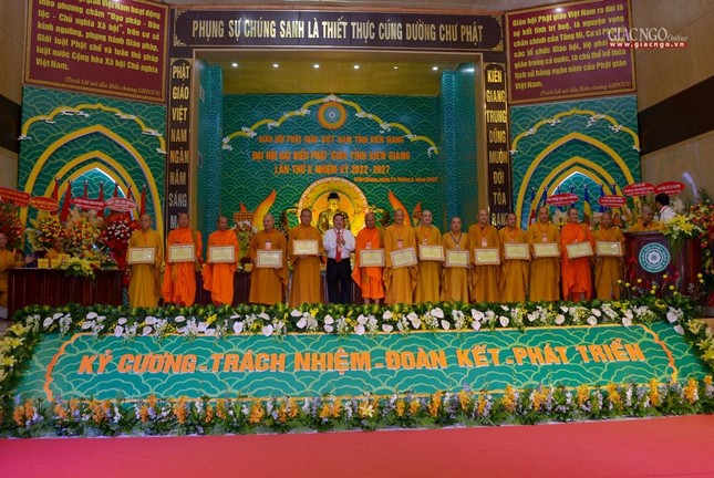 Tập thể, cá nhân đón nhận Bằng khen, Bằng tuyên dương công đức