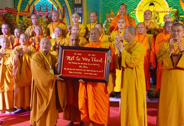 Hòa thượng Chủ tịch Hội đồng Trị sự tặng khánh vàng đến tân Ban Trị sự GHPGVN tỉnh Kiên Giang