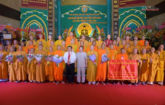 Ông Ngô Sách Thực và ông Mai Văn Huỳnh tặng hoa chúc mừng tân Ban Trị sự