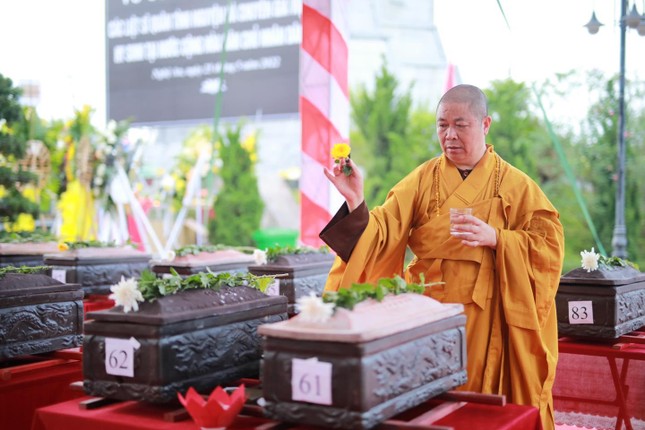 Thượng tọa Thích Thọ Lạc thực hiện nghi lễ sái tịnh cầu nguyện anh linh liệt sĩ, quân tình nguyện, chuyên gia Việt Nam hy sinh trên đất Lào được siêu thoát Thượng tọa Thích Thọ Lạc thực hiện nghi lễ sái tịnh cầu nguyện anh linh liệt sĩ, quân tình nguyện, chuyên gia Việt Nam hy sinh trên đất Lào được siêu thoát