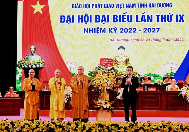 Ủy ban Trung ương MTTQVN tặng hoa chúc mừng