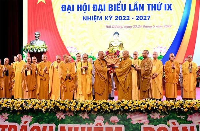 Tặng hoa chúc mừng đến tân Ban Trị sự GHPGVN tỉnh Hải Dương, nhiệm kỳ 2022-2027