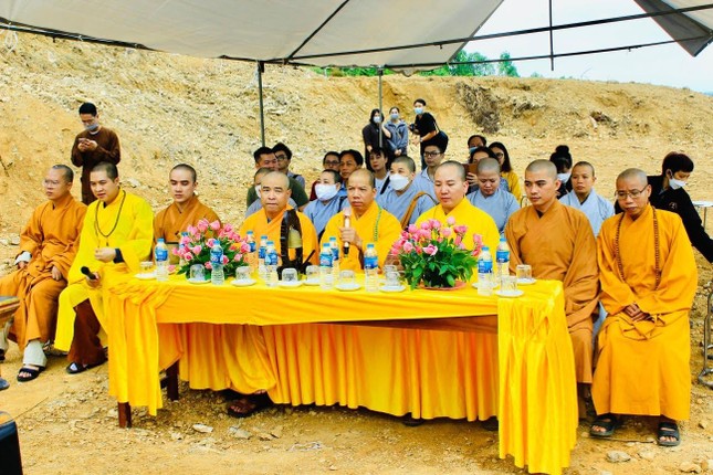 Chư tôn đức Tăng Ni tham dự buổi lễ Chư tôn đức Tăng Ni tham dự buổi lễ