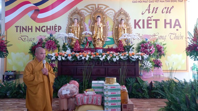 Thượng tọa Thích Tĩnh Triệt phát biểu tại buổi cúng dường ở trường hạ chùa Hưng Thiền Thượng tọa Thích Tĩnh Triệt phát biểu tại buổi cúng dường ở trường hạ chùa Hưng Thiền