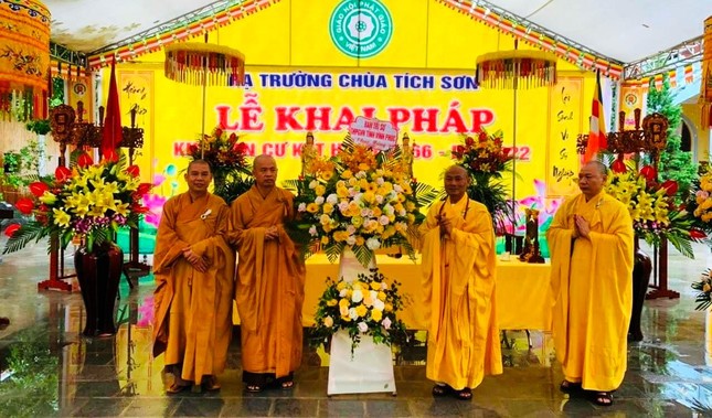 Ban Trị sự Phật giáo tỉnh Vĩnh Phúc tặng hoa chúc mừng