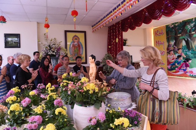 Thành kính thực hiện nghi thức Tắm Phật - Ảnh: NQ Thành kính thực hiện nghi thức Tắm Phật - Ảnh: NQ