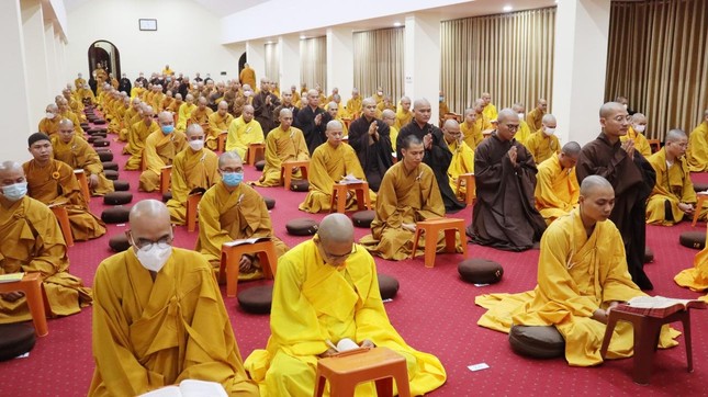 Các Sa-di nghe 10 giới