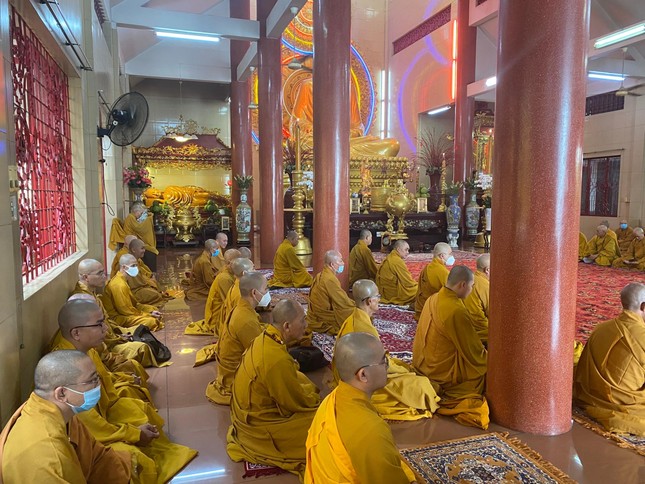 Bố-tát là nghi thức đặc thù từ thời Đức Phật nhằm nuôi dưỡng các pháp thiện lành Bố-tát là nghi thức đặc thù từ thời Đức Phật nhằm nuôi dưỡng các pháp thiện lành