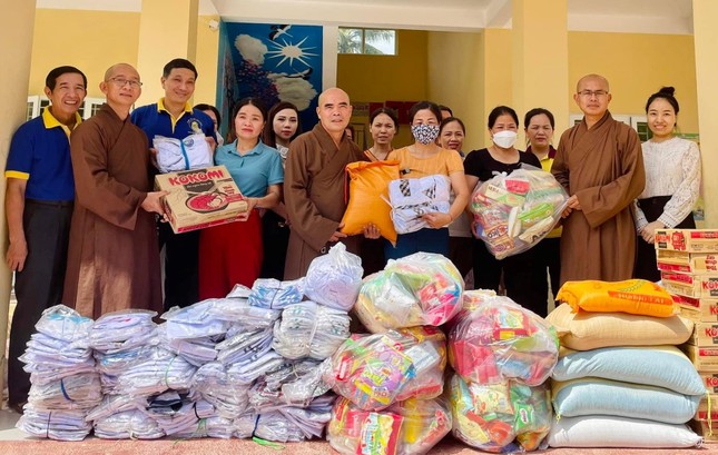 Tặng quà và các nhu yếu phẩm tại trường Mầm non Xá Lượng Tặng quà và các nhu yếu phẩm tại trường Mầm non Xá Lượng