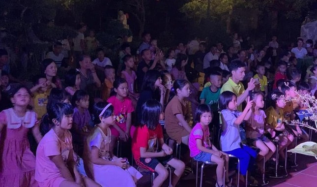 Đông đảo các em thiếu nhi tham dự và nhận quà tại chương trình Đông đảo các em thiếu nhi tham dự và nhận quà tại chương trình