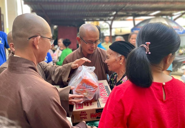 Đại đức Thích Định Tuệ trao quà tới hội viên Hội Người mù huyện Con Cuông Đại đức Thích Định Tuệ trao quà tới hội viên Hội Người mù huyện Con Cuông