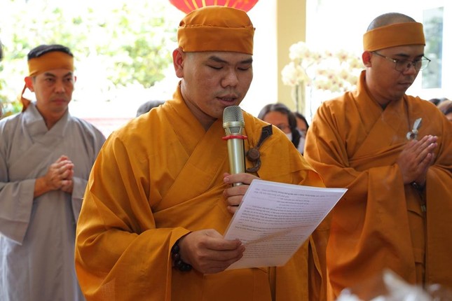 Đại đức Thích Nguyên Tài dâng lời tác bạch Đại đức Thích Nguyên Tài dâng lời tác bạch