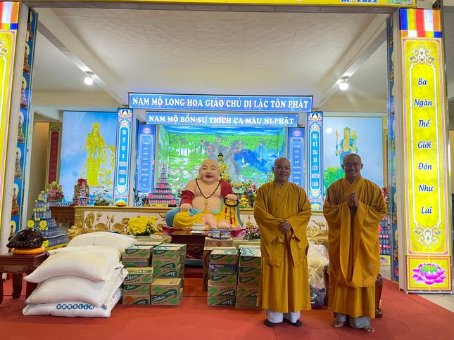 Thượng tọa Thích Chơn Phát, Hiệu trưởng Trường Trung cấp Phật học tỉnh Bình Dương, trụ trì chùa Thiên Chơn (trái) hoan hỷ nhận tịnh vật cúng dường Thượng tọa Thích Chơn Phát, Hiệu trưởng Trường Trung cấp Phật học tỉnh Bình Dương, trụ trì chùa Thiên Chơn (trái) hoan hỷ nhận tịnh vật cúng dường