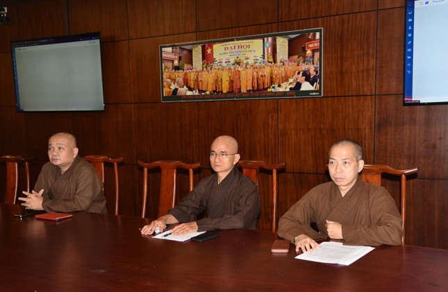 Chư tôn đức tham dự buổi giới thiệu Chư tôn đức tham dự buổi giới thiệu