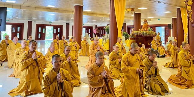 Chư Tăng hành lễ bố-tát theo nghi thức thiền môn