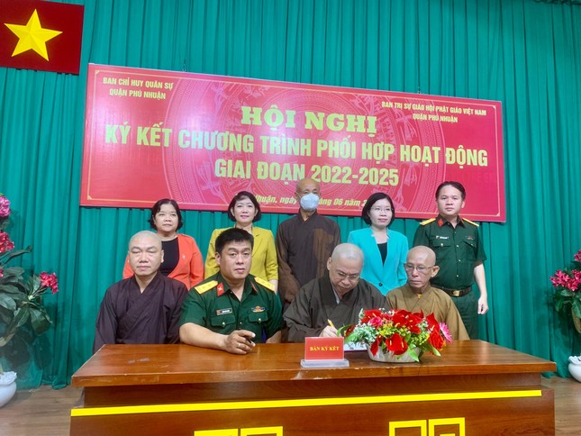 Thượng tọa Thích Minh Nhựt, Trưởng ban Trị sự Phật giáo quận Phú Nhuận ký cam kết với Ban Chỉ huy Quân sự quận
