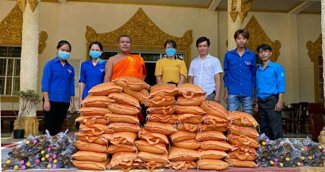 Các phần quà được chuẩn bị để trao đến bà con