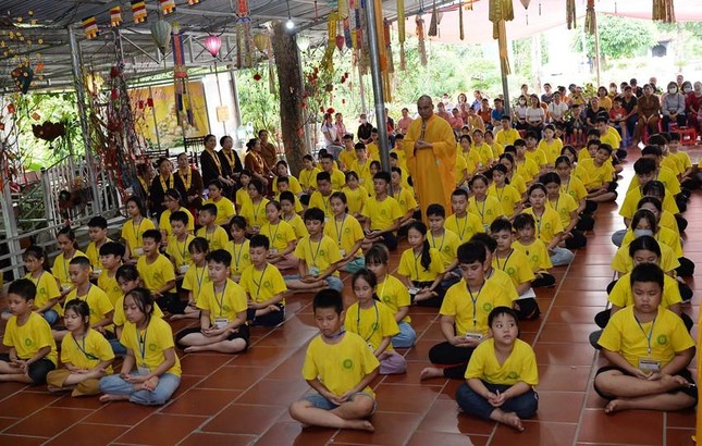 Các em khóa sinh tập tọa thiền