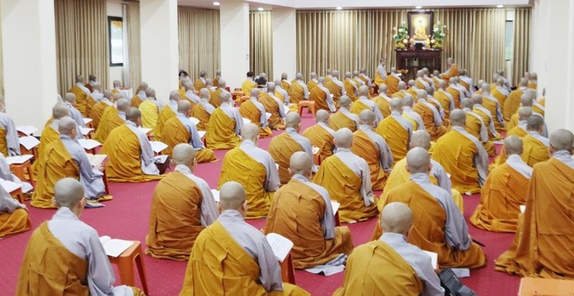 Chư Ni làm lễ bố-tát tại thiền đường 2 Chư Ni làm lễ bố-tát tại thiền đường 2