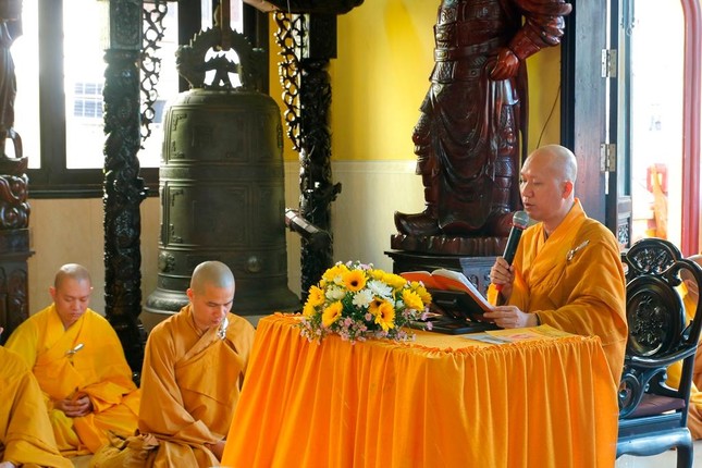 Thượng tọa Thích Minh Thành trùng tuyên giới Tỳ-kheo và Bồ-tát giữa đại chúng