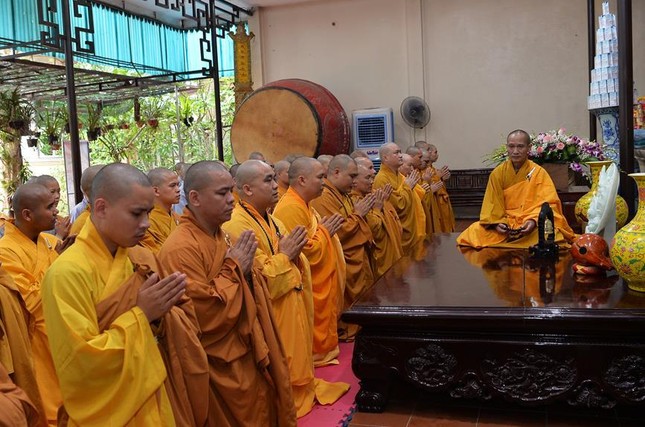 Đại diện chư Tăng dâng lời tác bạch