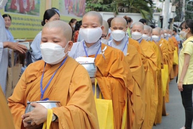 Chư Ni trì bình khất thực trong khuôn viên chùa Kiều Đàm Chư Ni trì bình khất thực trong khuôn viên chùa Kiều Đàm